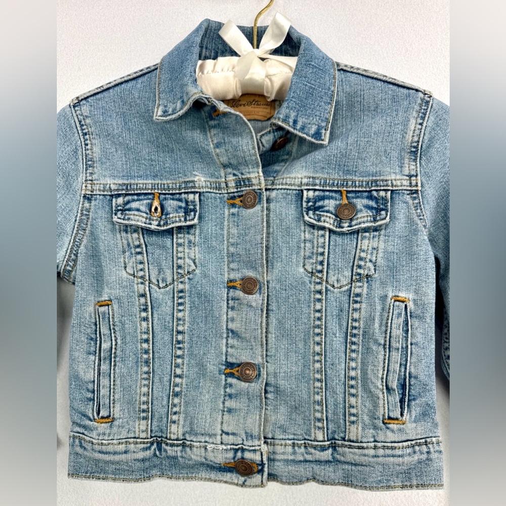Levi’s Girl’s Blue Jean Jacket Denim Classic Trucker Distressed Pockets Sz M - Picture 2 of 6